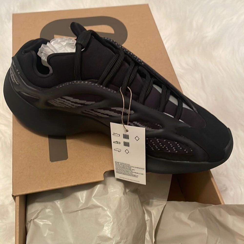 yeezy 700 V3 glow in the dark